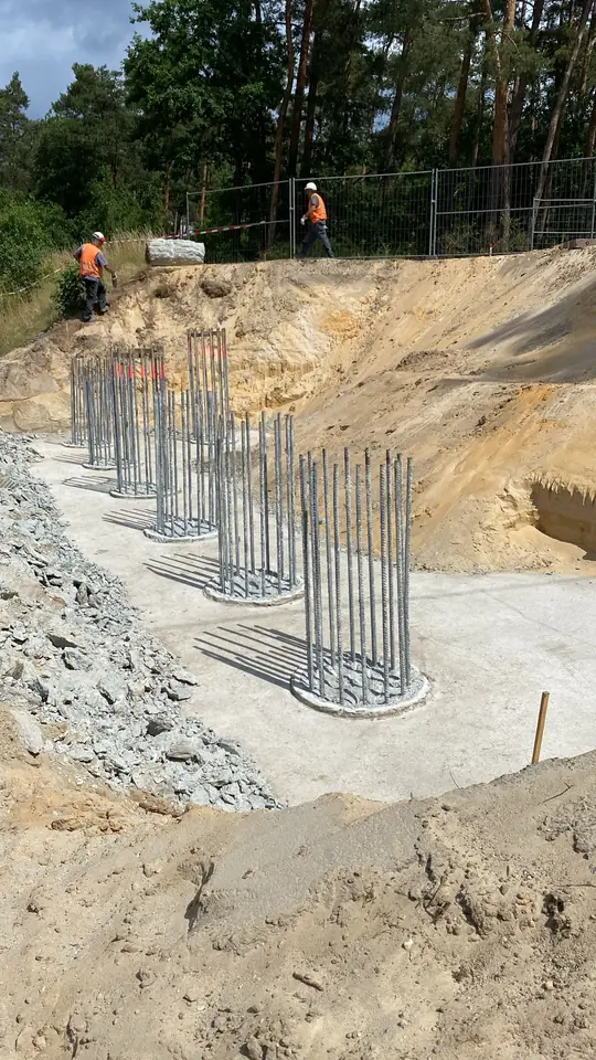 Abgestemmte Bohrpfähle mit freigelegter Bewehrung